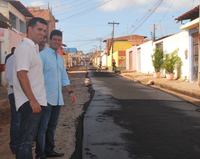 Prefeito asfaltou, somente este ano, mais de 80 km de ruas e avenidas de diversos bairros da cidade.