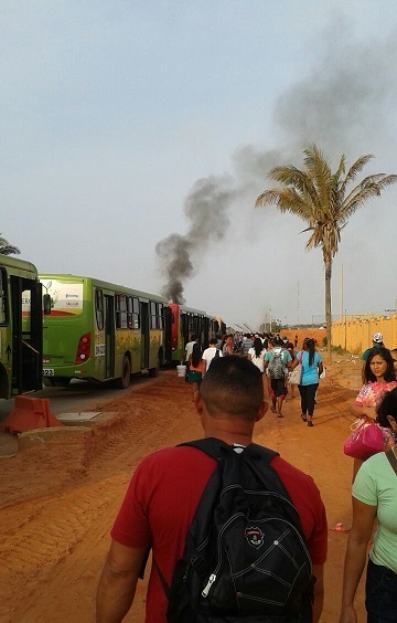 Protesto de moradores interdita a MA-202 em Paço do Lumiar, entrada do Município Raposa.
