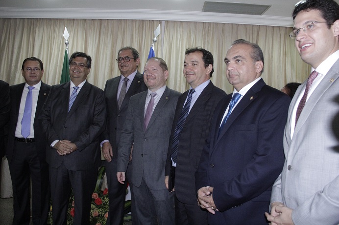 Foto 2 NaelReis - Governador cumprimenta deputados empossados