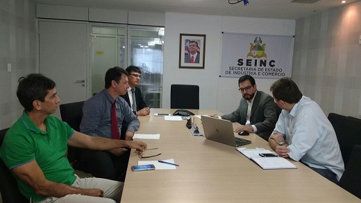 Gestores da Seinc e representante da Luna Gold durante reunião.