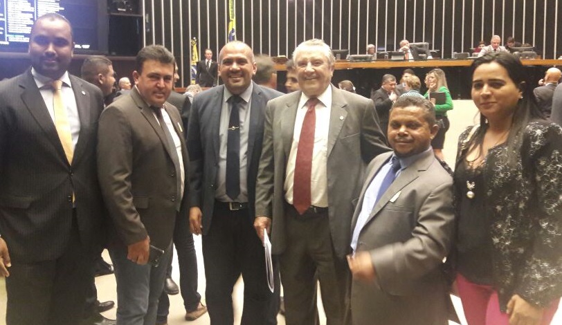 Edvan Brandão, que já havia estado na capital federal levado a tiracolo pelo deputado estadual Roberto Costa (PMDB), candidato a prefeito derrotado, retornou, agora na companhia de outros integrantes da bancada oposicionista. Com ele estão em Brasília, passeando pelo Congresso, os vereadores Reginaldo do Posto (PPS), Joãozinho Algodãozinho (sem partido) e Natália Duda (PMDB).