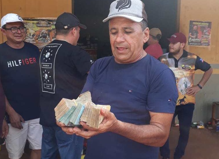 Ex-vereador Joacy do Bia que aparece mostrando os maços de dinheiro faz parte do ciclo politico do prefeito Roni.