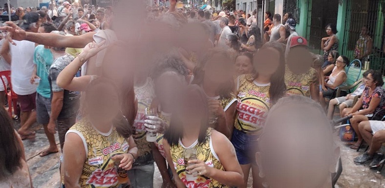Foliões com os abadás de Umbelino Júnior...
