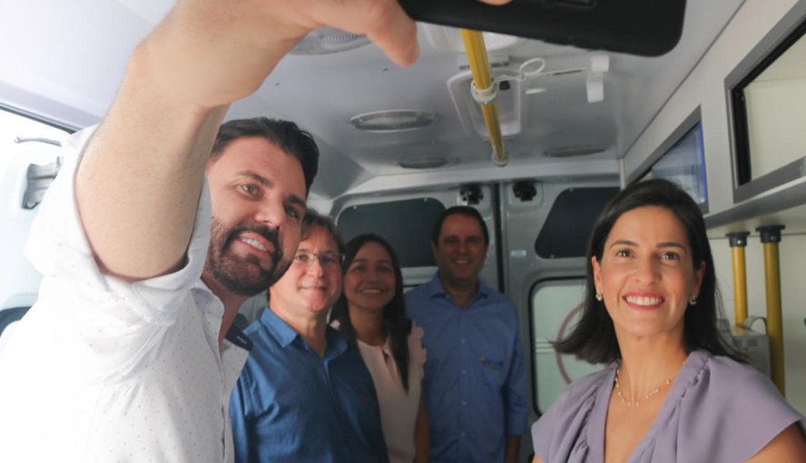 Inácio, marido da senadora Eliziane Gama, registra o momento da entrega com o prefeito Edivaldo..