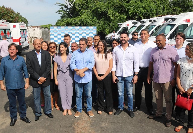 Vereadores, prefeito, senadora, secretário de Saúde e demais autoridades durante a entrega das ambulâncias...