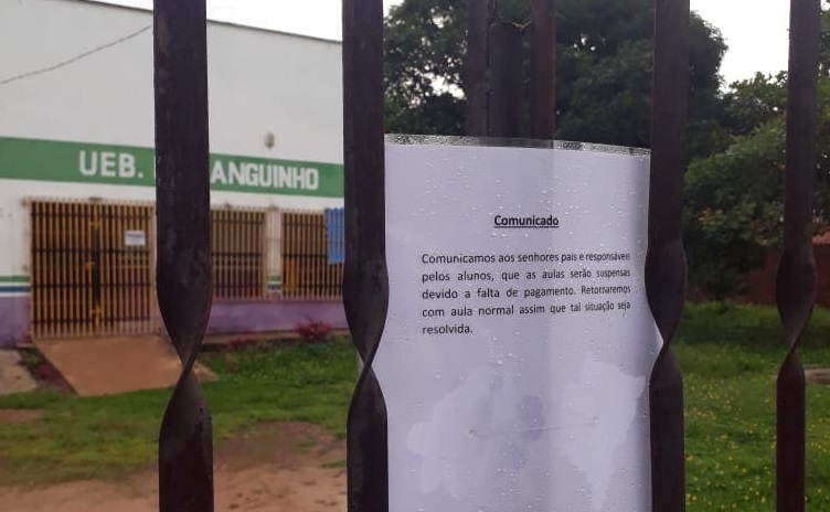 Comunicado foi fixado no portão da escola Moraguinho, situada na bairro Vassoural.