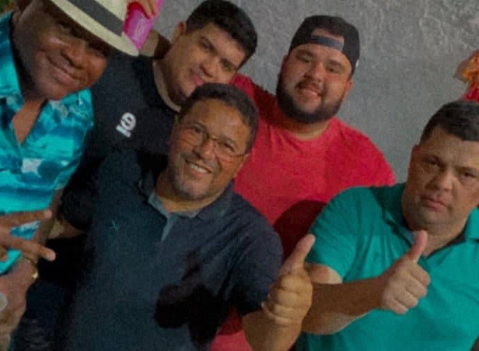 Sem aparentemente nenhuma sequela da tal "greve de fome" vereador Sá Marques posou para fotos ao lado de folias no Bloco do João Paulo... 