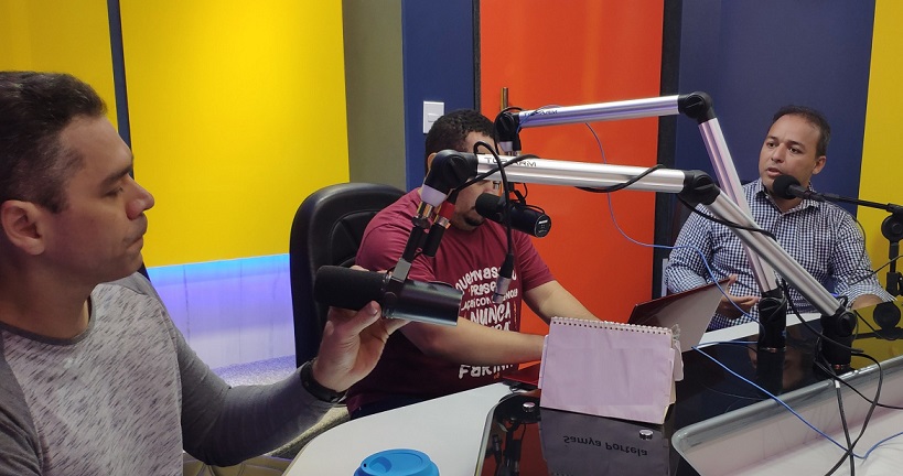 Fred Campos durante entrevista no programa Ponto Continuando da Mais FM...
