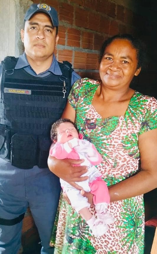 Soldado Guilhon com Silvana Santos, avó da pequena Alice, de apenas 8 dias de vida...