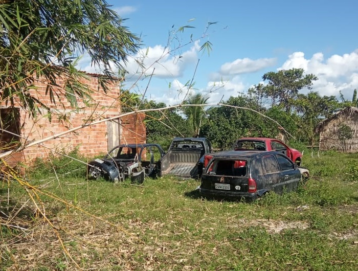 Neco levou os veículos para sua propriedade nas imediações da entrada do Matadouro Público Municipal, estrada do Povoado Cajueiro.