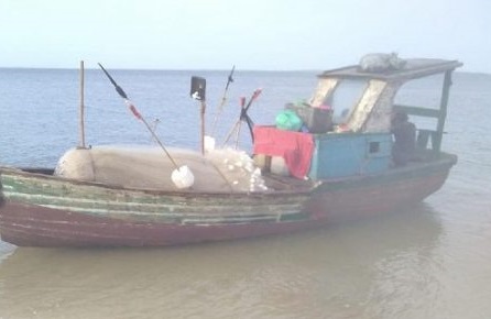 Embarcação “biana” de nome “Vitória” que naufragou com três jovens pescadores de Raposa.