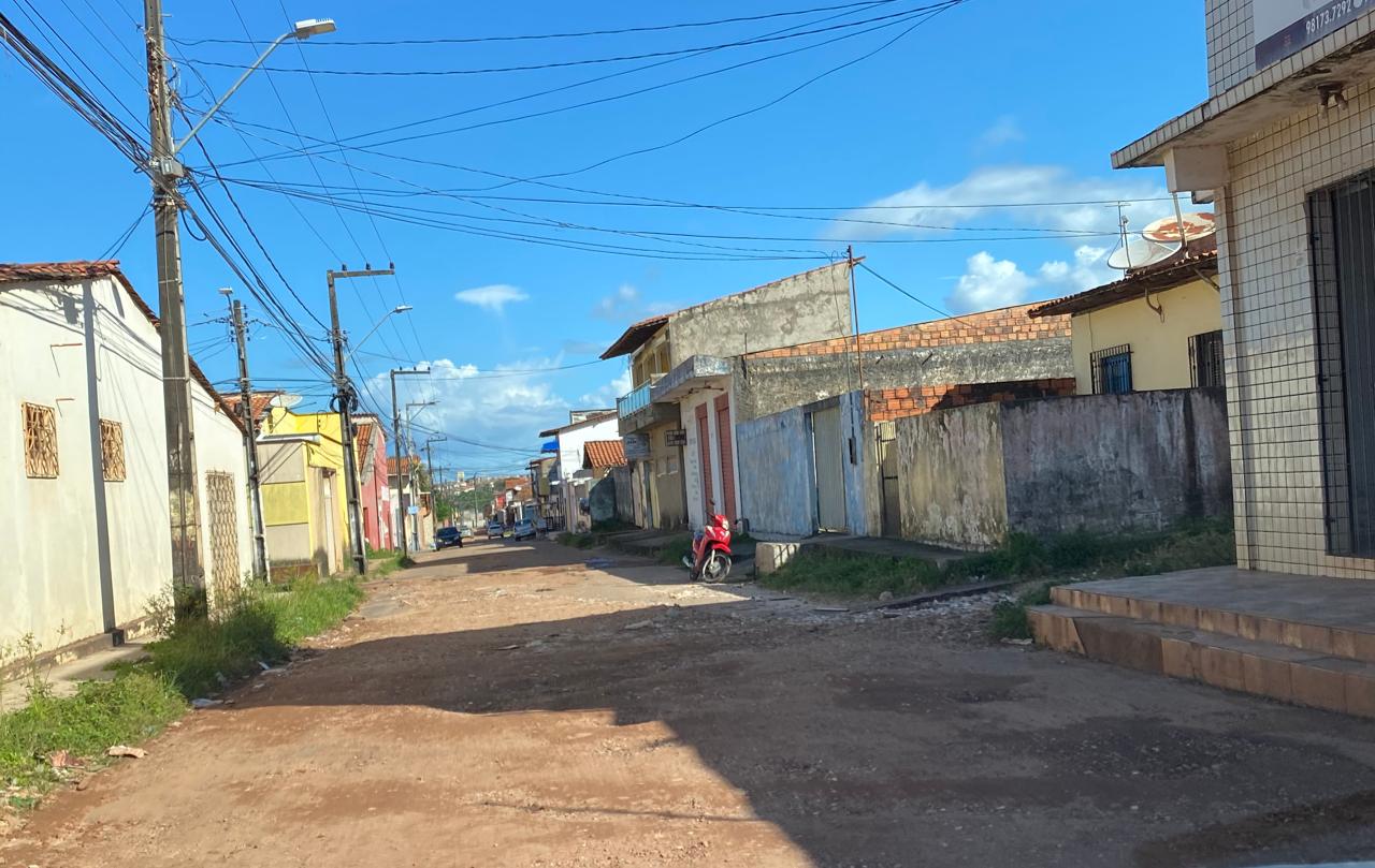 Ruas estão em estado de "chão batido" que predomina poeira no verão e lama no inverno...
