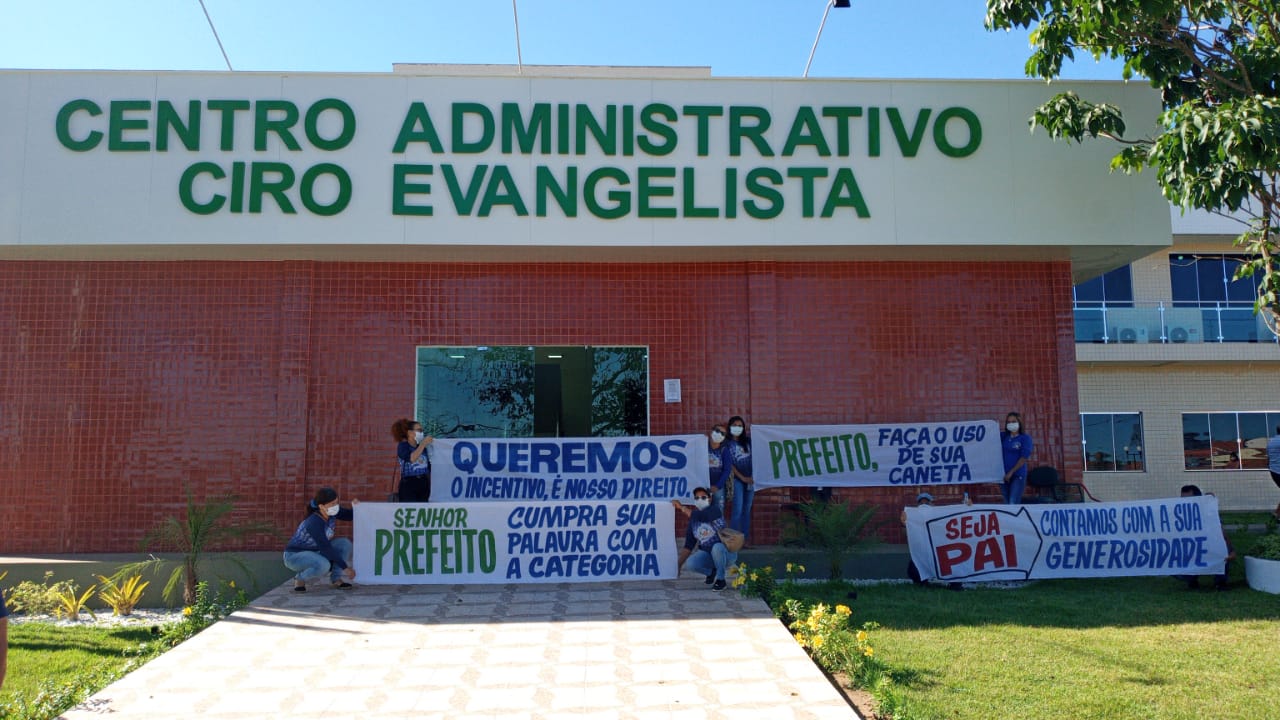 Agentes Comunitários de Saúde ergueram faixas na porta do Centro Administrativo da Prefeitura de Presidente Dutra...
