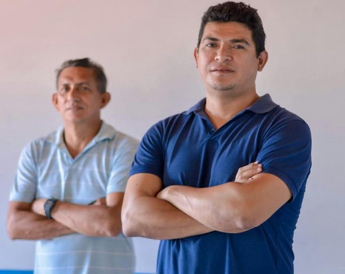 Mathea, que é pré-candidato a Vereador e ao fundo o seu pai, Regino...