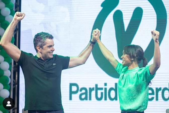 Única foto publicada nas redes sociais de Adriano da Convenção do PV; Ele segura o braço da jovem Vall...
