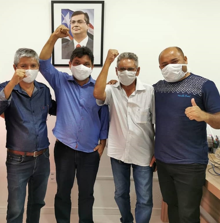 Após o encontro, Eudes, Jerry, Laci e Greik fizeram sinal de vitória...