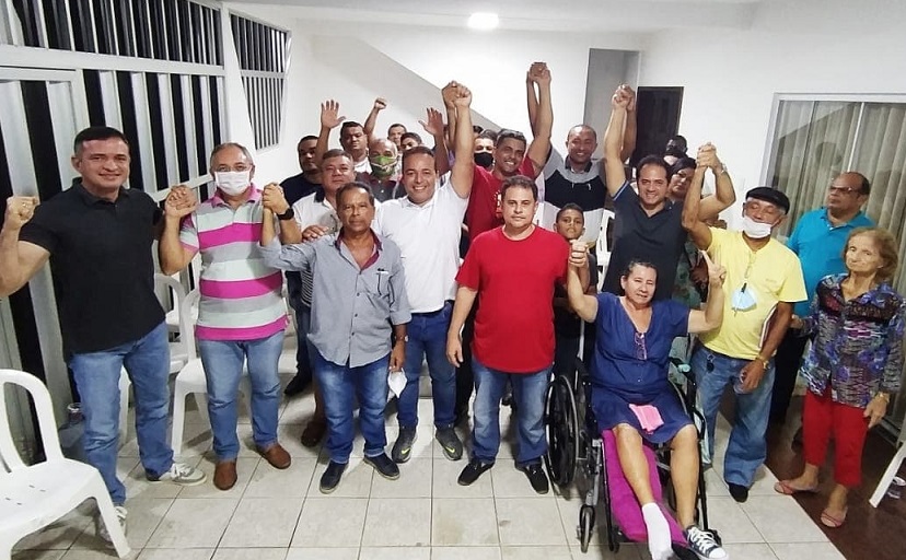 Após a reunião, grupo levantou os braços em sinal de união...