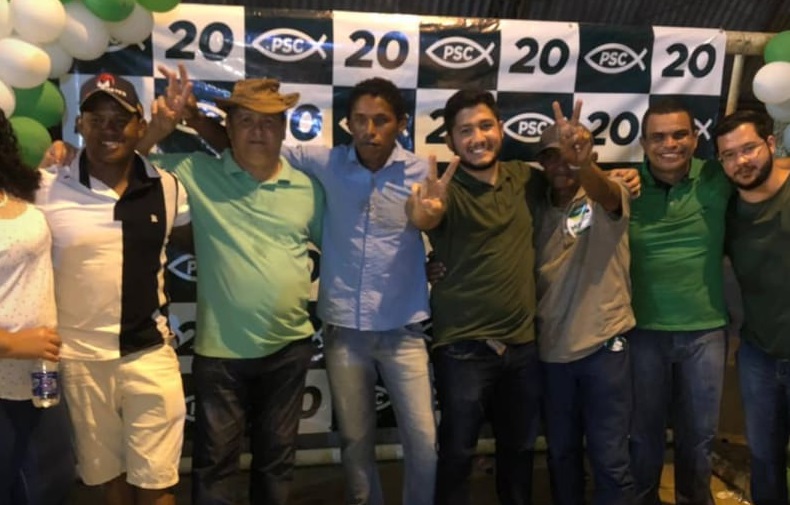 Júnior do Nenzim ao lado do filho que é pré-candidato a vereador e abraçado por aliados durante a convenção...