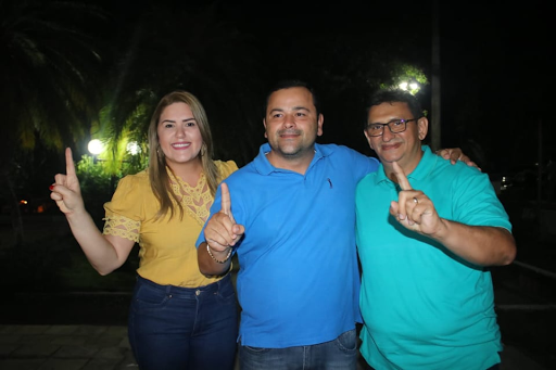 Dr. Humberto faz sinal de vitória ao lado dos irmãos, Vinicius e Priscila...