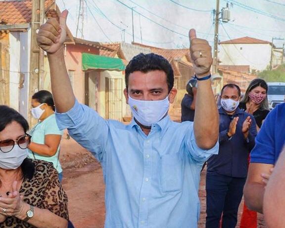 O prefeito de Senador La Rocque Darionildo da Silva Sampaio, o Dário (DEM), foi condenado pela Justiça eleitoral ao pagamento de multa no valor R$ 10 mil por fazer propaganda eleitoral antecipada.