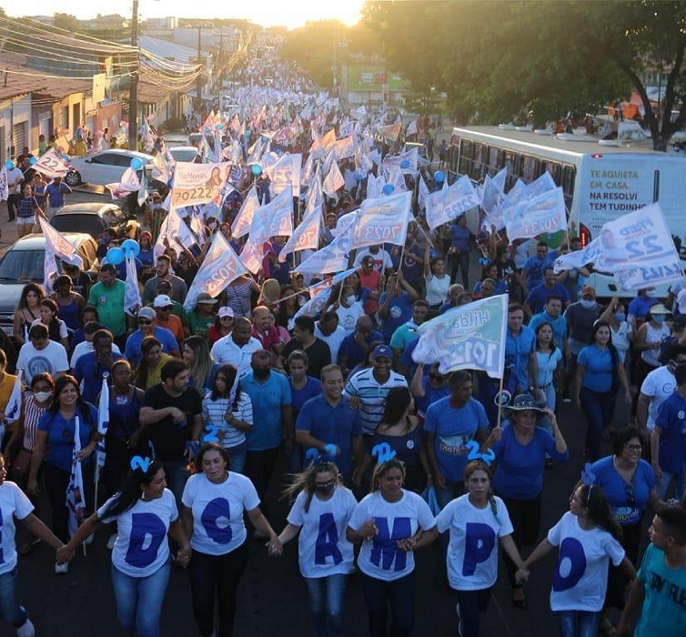 Multidão nas ruas do Maiobão...