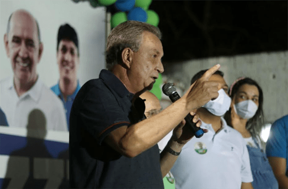 Ex-prefeito Luís Fernando foi para a linha de ataque contra seus adversários...