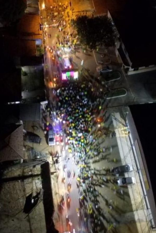 Imagem de drone mostra publico baixo no "arrastão do 45", em Raposa...