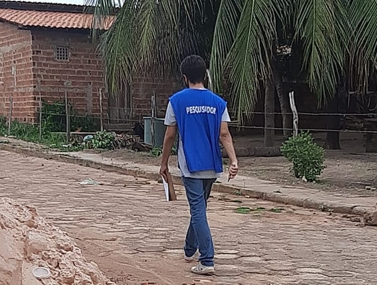 Pesquisador da DataIlha nas ruas de Raposa...