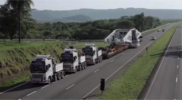 O turbo gerador tem 106 metros de comprimento e 355 toneladas. — Foto: Divulgação/Polícia Rodoviária Federal