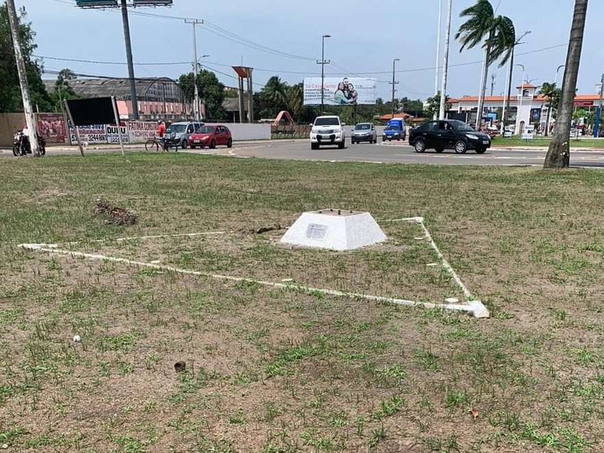 Símbolo foi retirado do canteiro da RB 135, no bairro do Tirirical, em São Luís...