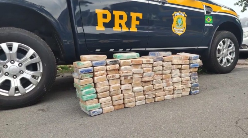 A droga estava em um fundo falso da carroceria de madeira de uma caminhonete. Duas pessoas foram conduzidas para a delegacia.