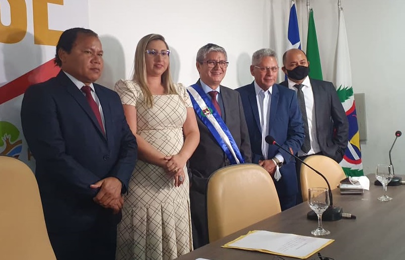 Prefeito Eudes ladeado da ex-prefeita Talita e do seu pari Laci, além do vice Márcio e do presidente da Câmara reeleito, Beka.