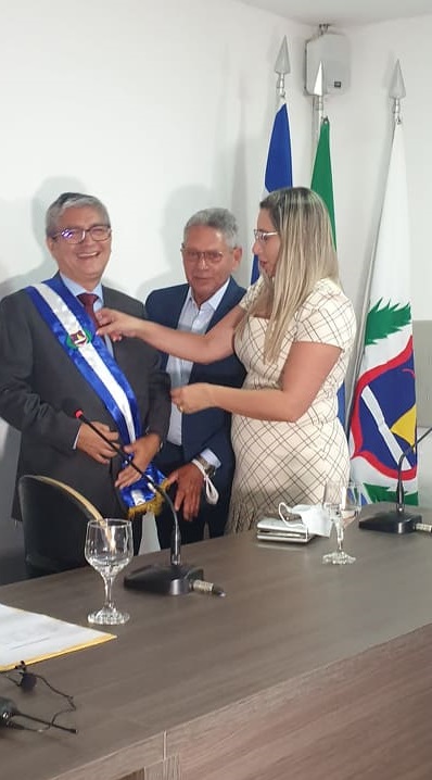 De forma descontraída, Talita e seu pai Laci, colocam a faixa de prefeito em Eudes Barros...