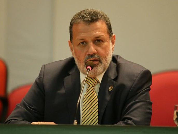 O TSE determinou a substituição do nome de Charles Dias por outro candidato devido a vídeos postados nas redes sociais.