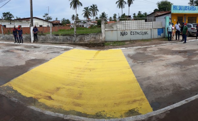 Há anos acúmulo de água prejudicada o local...