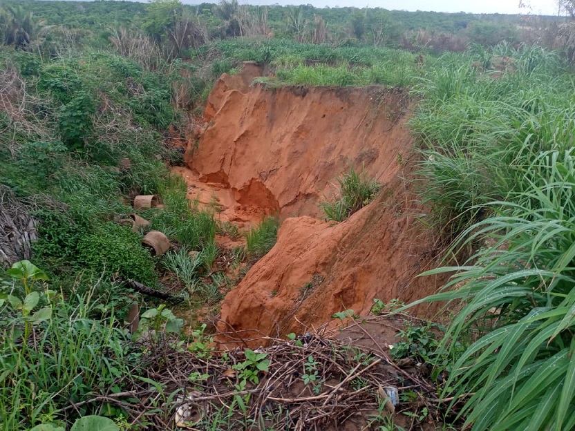 A gigantesca cratera está apenas alguns metros de alcançar a estrada de asfalto, na MA 203... 