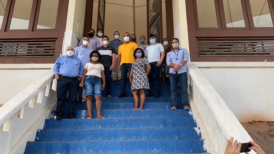 Parlamentar esteve com secretários durante o início dos trabalhos...