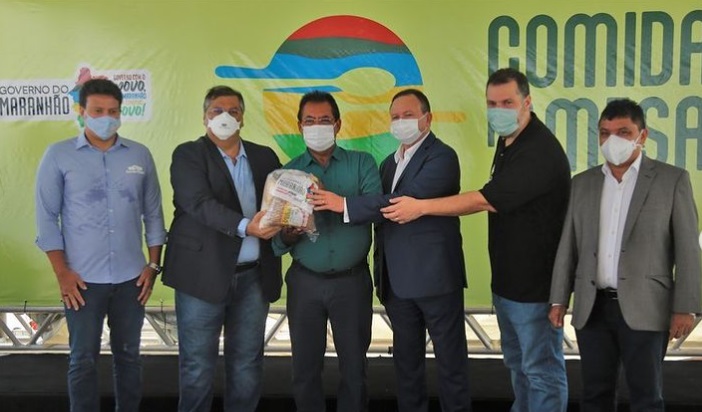De forma simbólica, prefeito recebeu das mãos do governador uma das cestas que foram entregues para distribuição do povo de Presidente Dutra... 