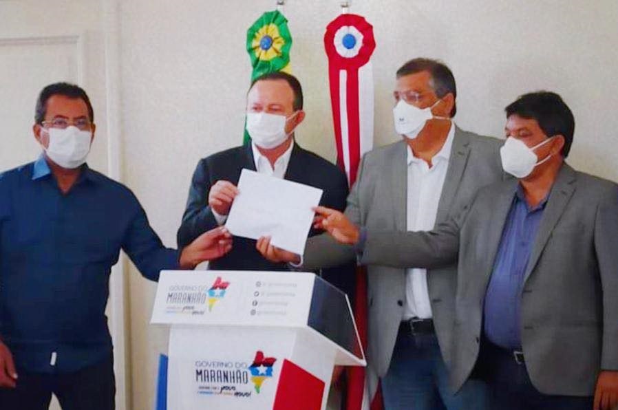 Na ocasião, o governador Flávio Dino assinou a ordem de serviço para os sistemas de abastecimento de água