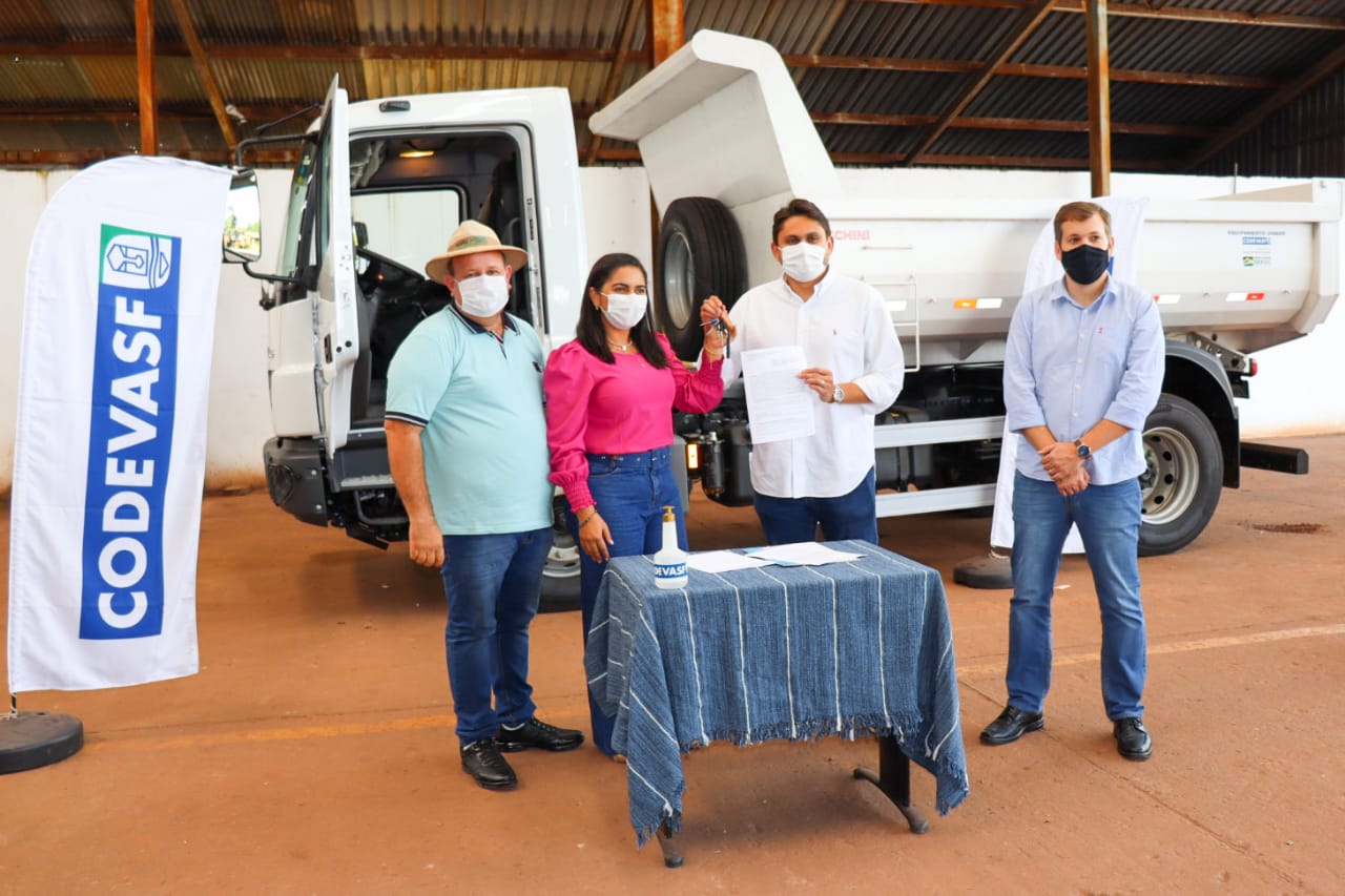 Parlamentar entrega benefício nas mãos da prefeitura de Pedreiras... 