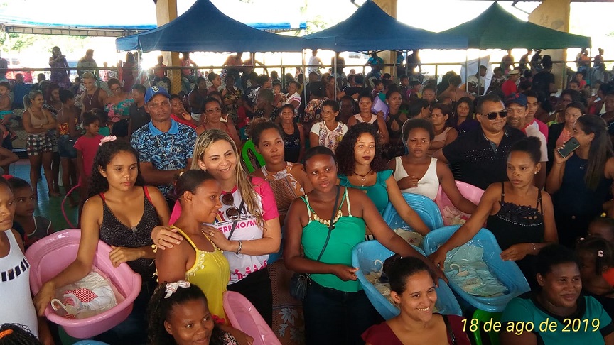 Bem antes de se eleger prefeita, esposa de Cláudio Cunha já distribuía enxovais na cidade de Serrado do Maranhão. 