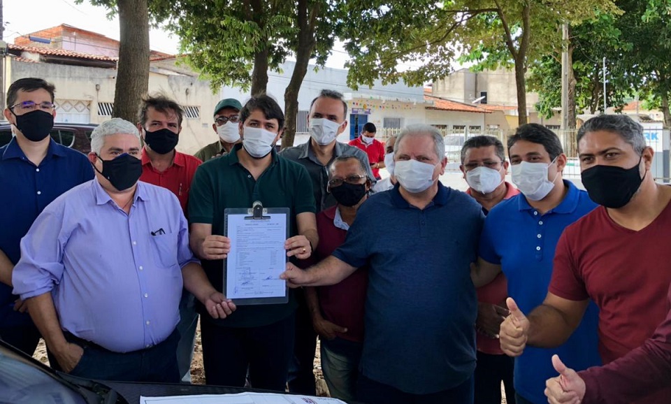 Deputado exibe documento que garante emenda para o município...