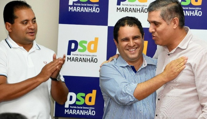Edivaldo Holanda cumprimenta o então presidente do PSD no Maranhão, Trinchão, observado por Weverton...