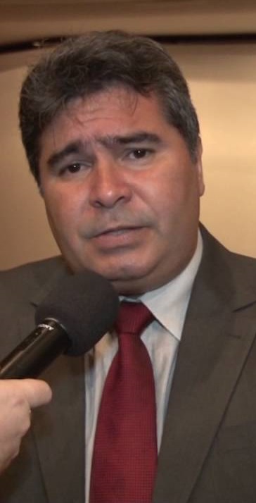 Ex-prefeito e mais seis acionados por irregularidades em licitação
