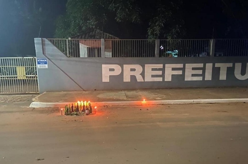 QUE LOUCURA! Trabalho de magia negra é feito em frente à prefeitura de Açailândia, no Maranhão Segundo informações de populares, dentro das bocas dos sapos foram encontrados papéis com o nome do prefeito Aluísio, do Republicano.