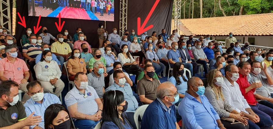 Parte dos políticos presentes no ato em prol de Brandão...
