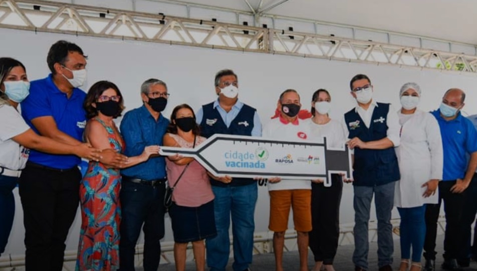 Governador Flávio Dino entrega placa Cidade Vacinada, em Raposa
