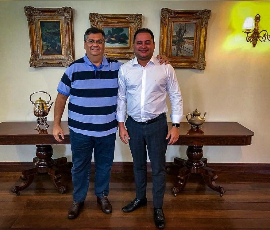 Dentro do Palácio dos Leões, Flávio Dino abraça Weverton mas o pedetista não abraça o governador do Maranhão...