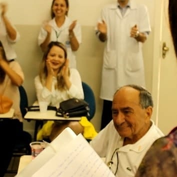 Dr. Fortunato Bandeira rodeado por seus alunos do curso de medicina...