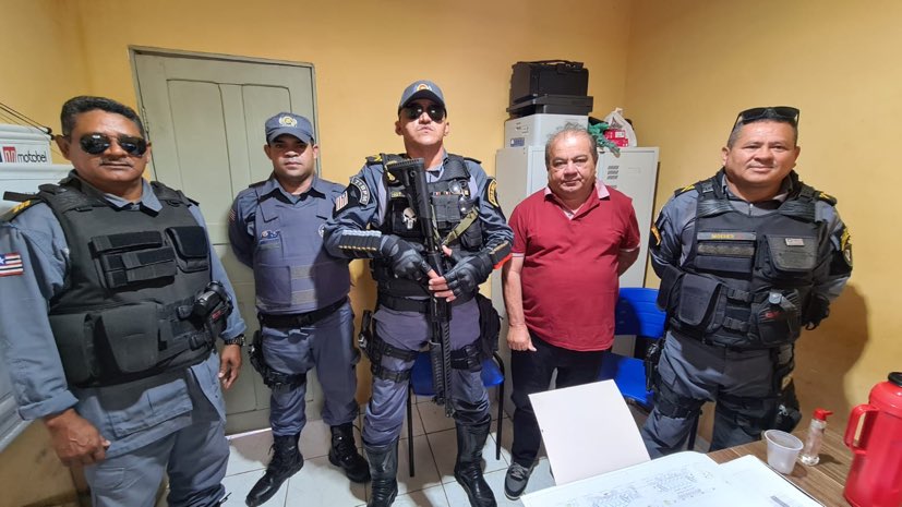 Prefeito com equipe policial...